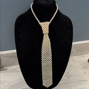 Elegant Pearl Necklace Tie
